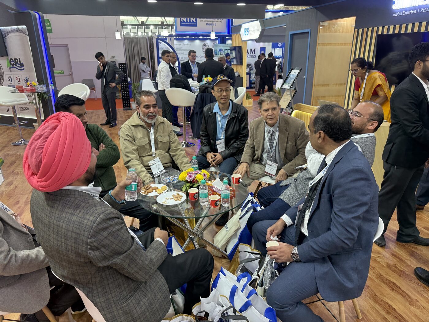 Reunião com visitantes no estande da CPL
